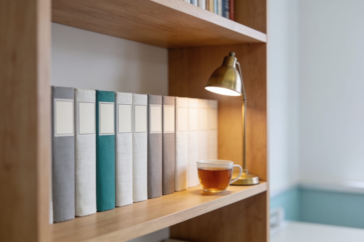 Термин ВДА пришёл из групп самопомощи 1980-х: книжная полка и лампа